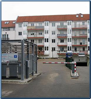 Einfahrt zum Parkplatz des Steuerberatungsbüros Voß & Kohzer